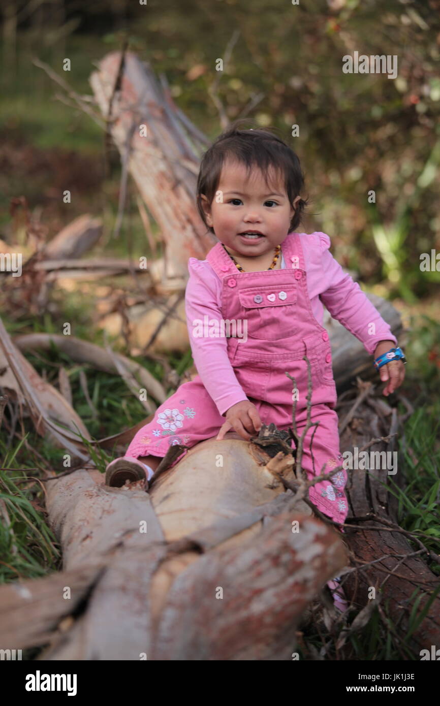 Kleinkind in Pink im Bush Einstellung Stockfoto