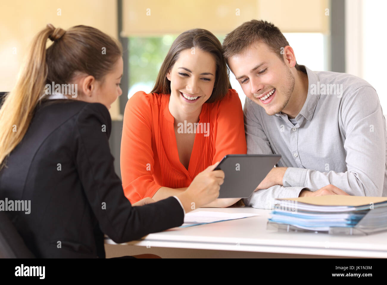 Verkäufer, die auf Linie Produkte mit einem Tablet zu den Kunden in einem Desktop im Büro Stockfoto