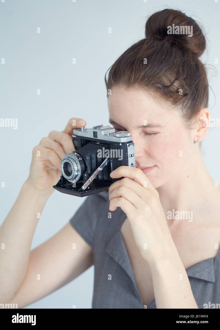 Frau benutzt Vintage-Kamera Stockfoto