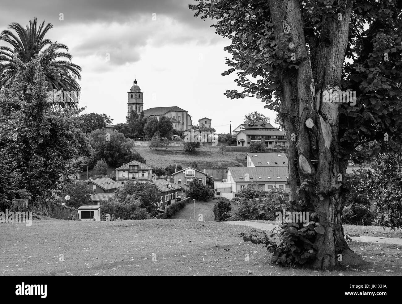 Kirche von Santa Maria de Cudeyo gesehen aus dem Besitz des Marquis von Valdecilla, Kantabrien, Spanien Stockfoto