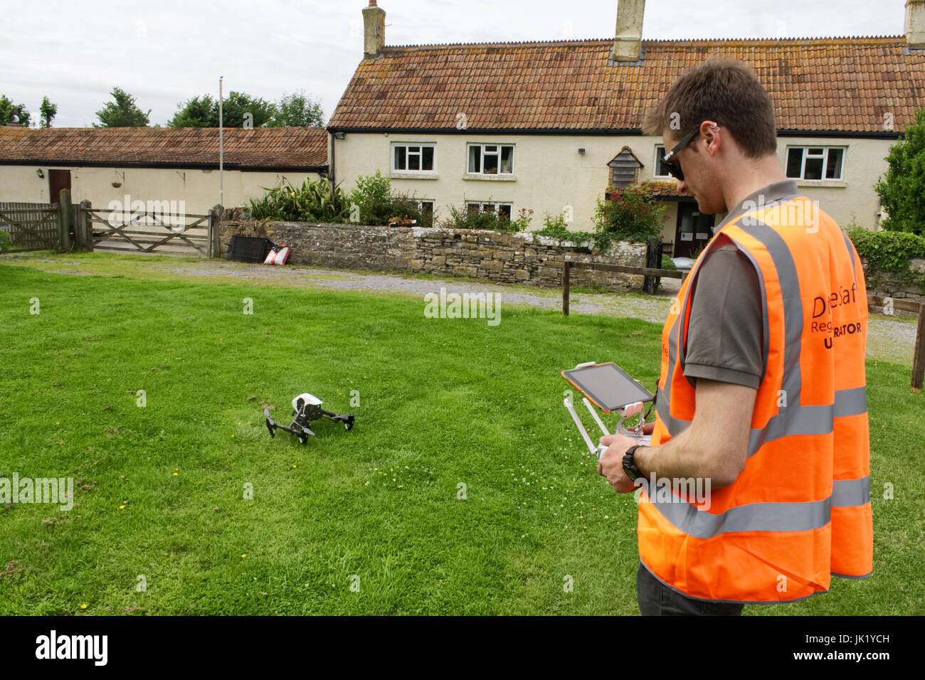 Drone Operator fliegen DJI Inspire 1 in einer Unterkunft in Großbritannien lizenziert Stockfoto