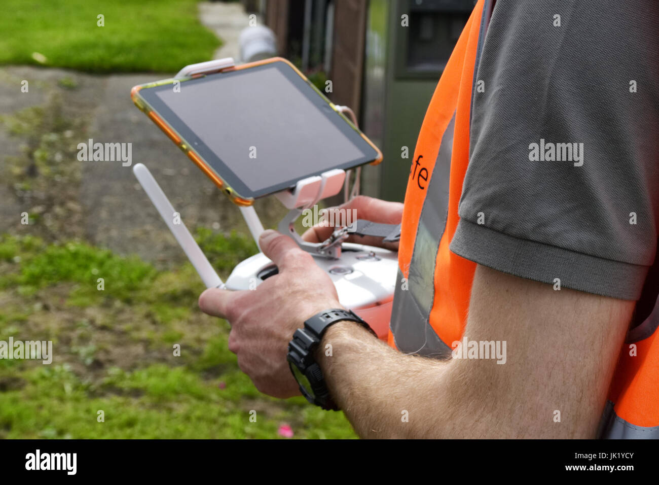 Drone-Operator mit Fernbedienung in Großbritannien lizenziert Stockfoto