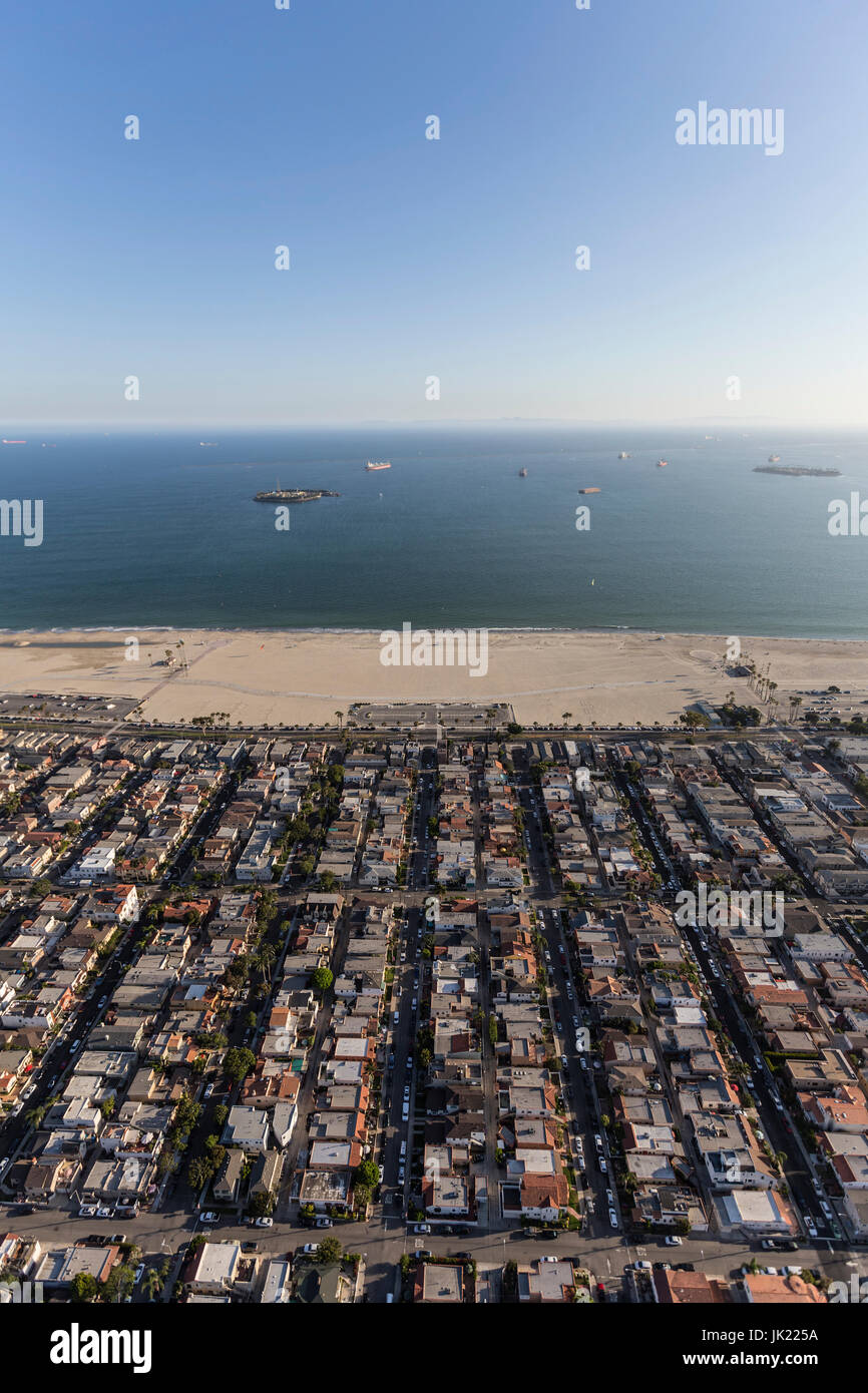 Luftaufnahme von Straßen, Gebäuden und Küste im Stadtteil Belmont Shore von Long Beach, Kalifornien. Stockfoto