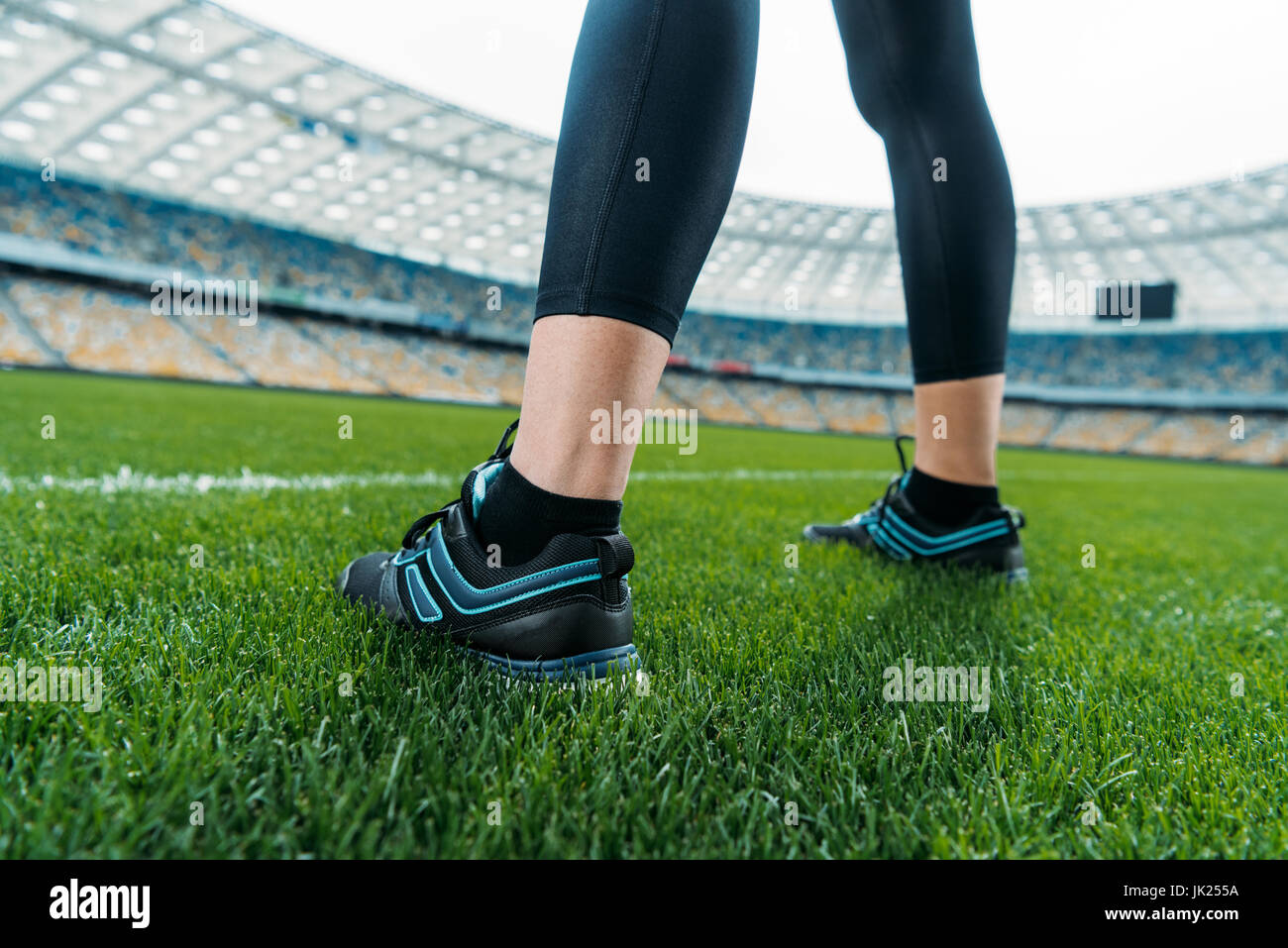 Close-up Teilansicht der Sportlerin stehen auf Fußball-Stadion Rasen Stockfoto