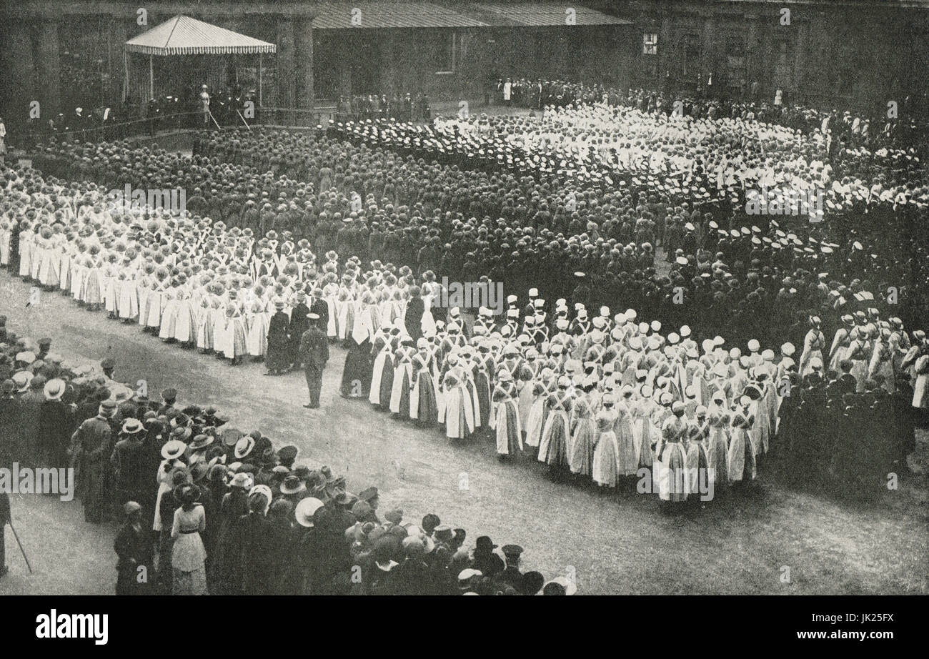 Frauen Krieg Arbeiter sammeln am Buckingham Palace, 29. Juni 1918 Stockfoto