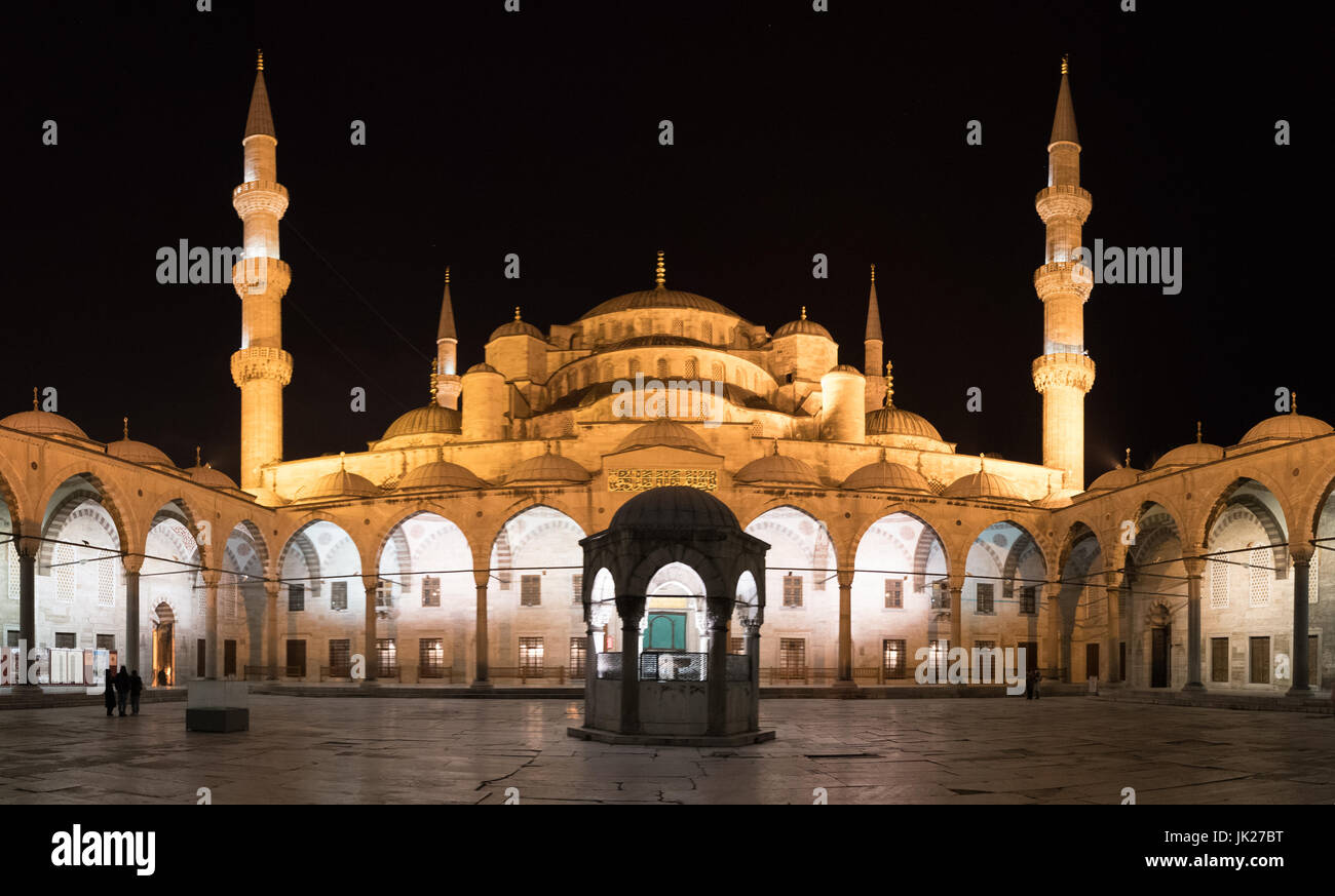 Der Hof des Sultan Ahmed Mosque oder der blauen Moschee in Istanbul, Türkei. Stockfoto