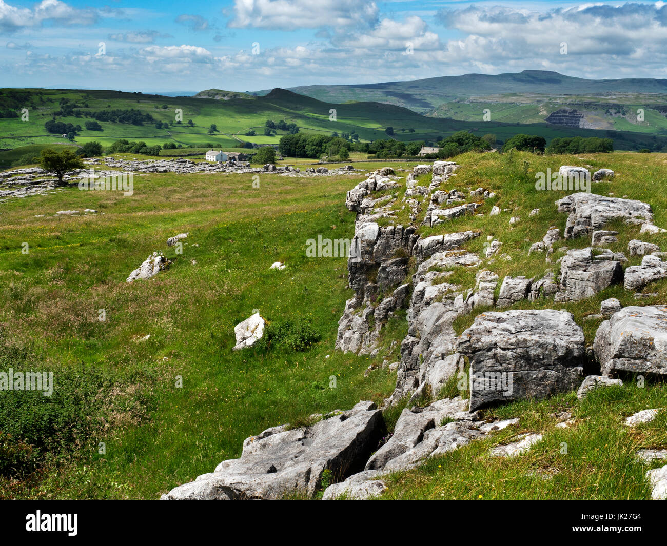 Blick über Ribblesdale Smearsett Narbe und Ingleborough aus Winskill Steinen in der Nähe von Stainforth Yorkshire Dales England Stockfoto