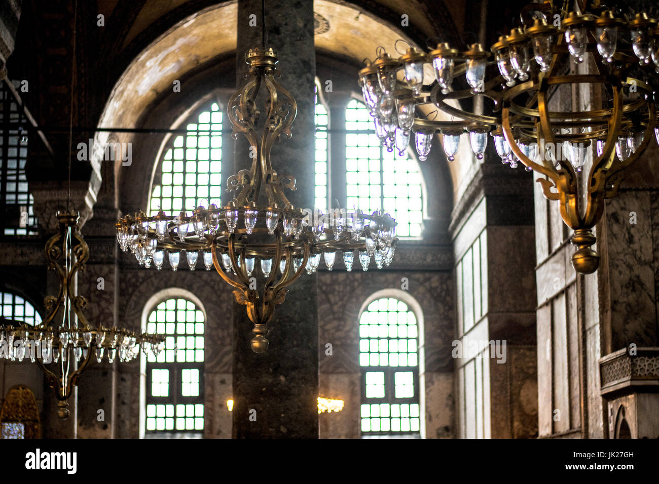 Kronleuchter hängen im Inneren der Hagia Sophia. Sobald eine frühchristliche Basilika und eine imperiale Moschee, die Hagia Sophia ist jetzt ein Museum im Raum ist Stockfoto