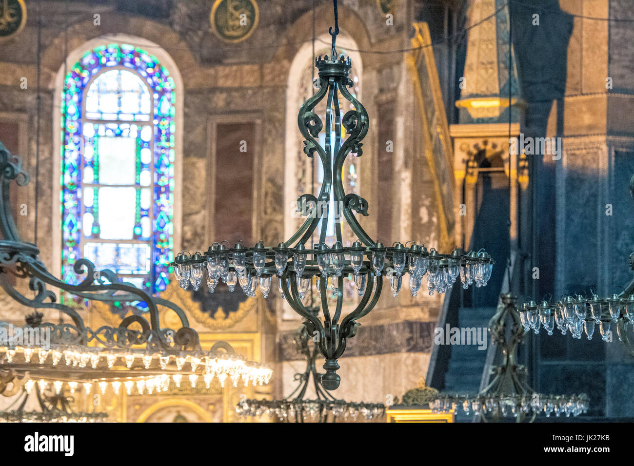 Kronleuchter hängen im Inneren der Hagia Sophia. Sobald eine frühchristliche Basilika und eine imperiale Moschee, die Hagia Sophia ist jetzt ein Museum im Raum ist Stockfoto
