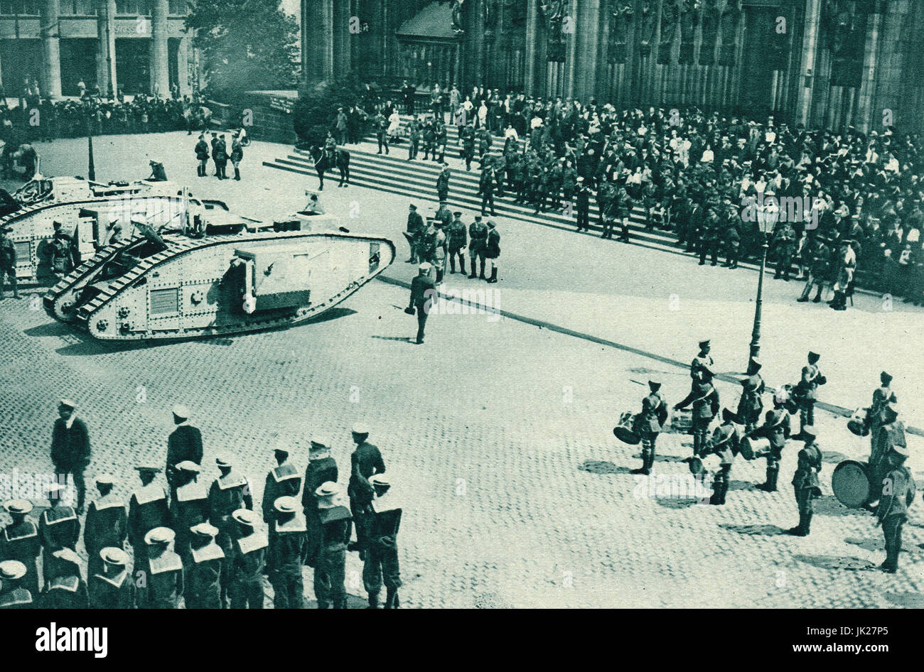 Britische Panzer am Kölner Dom, 1919 Stockfoto