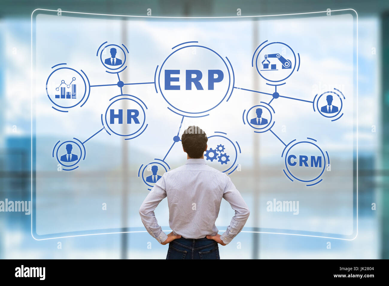 IT-Manager, der Analyse der Architektur des ERP-Systems (Enterprise Resource Planning) auf virtuellen AR-mit Verbindungen zwischen Business Intelligence Stockfoto