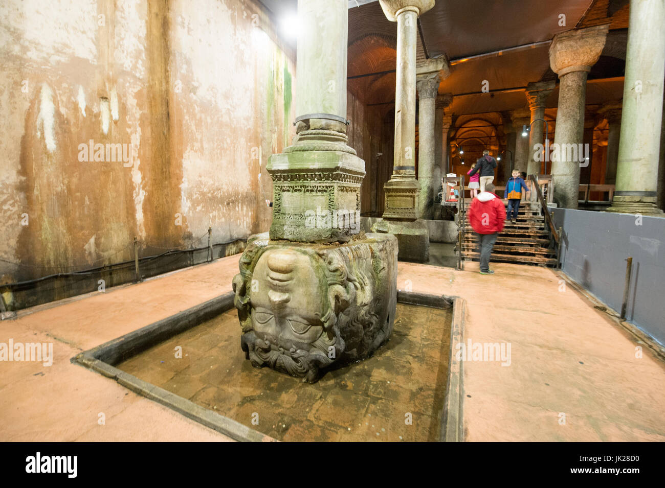 Medusa Skulpturen und Spalte Basis auf den Kopf. Das Haupt der Medusa sei auf den Kopf gestellt werden, um das Monster Blick zu bekämpfen. Stockfoto