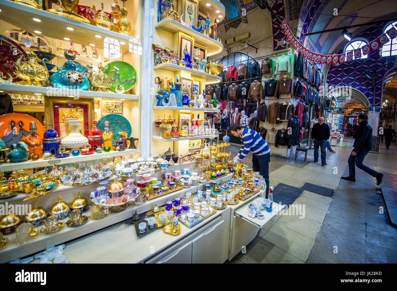 Glaswaren und andere traditionelle Elemente, die auf dem großen Basar in Istanbul, Türkei, einer der am meisten besuchten Sehenswürdigkeiten und ältesten Publi des Landes verkauft werden Stockfoto