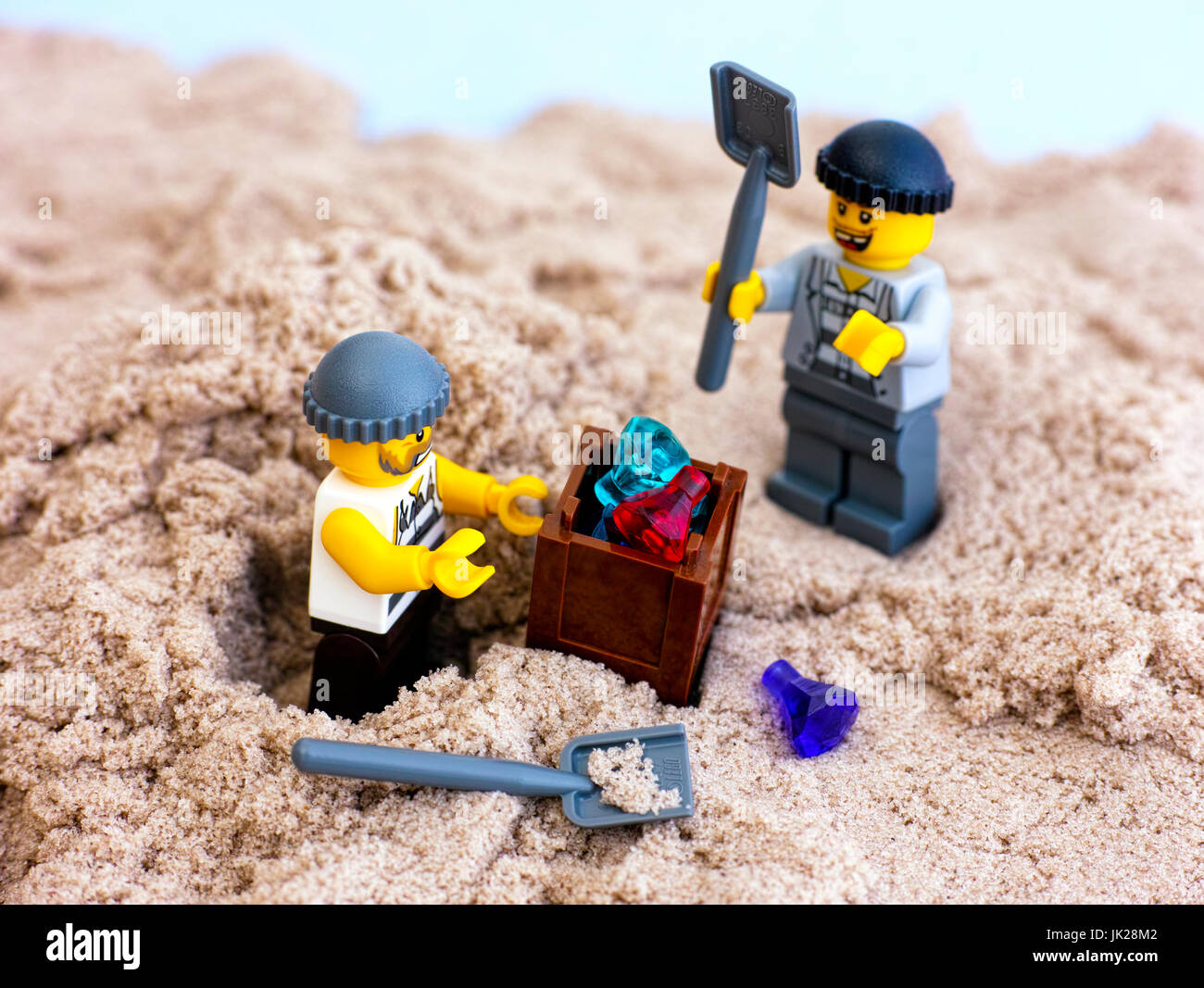 Tambow, Russische Föderation - 24. Januar 2017 zwei Lego Räuber Box mit  Edelsteinen aus dem Sand ausgraben. Studio gedreht. Für die redaktionelle  Nutzung Stockfotografie - Alamy