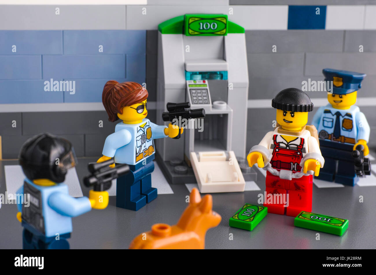 Tambow, Russische Föderation - 3. Juni 2017 Lego Polizisten verhaftet Dieb, ATM Studioaufnahme zu hacken. Stockfoto