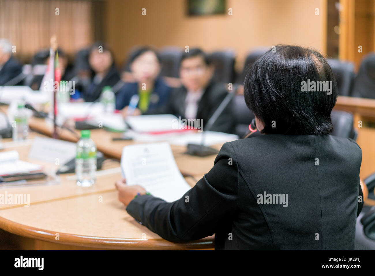 Geschäftsfrau Lautsprecher mit Mikrofon, Präsentation bei Business-Konferenz. Geschäftsleute treffen Konferenz Seminar-Konzept. Stockfoto