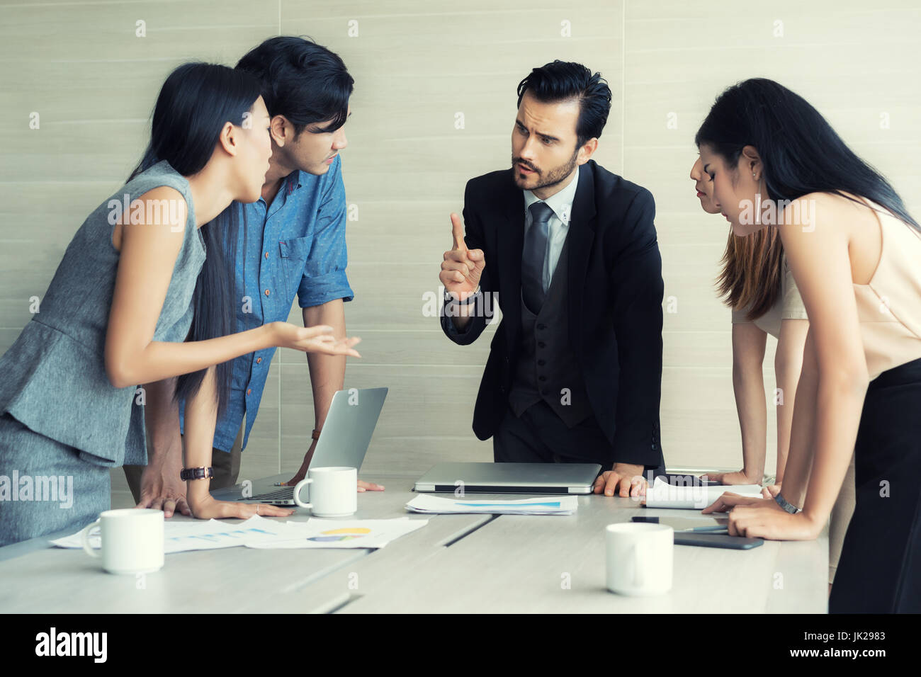 Gruppe von multi-ethnischen Geschäftspartner Ideen im Tagungsraum im Büro zu diskutieren. Menschen treffen Unternehmenskommunikation Teamarbeit Geschäftskonzept. Stockfoto