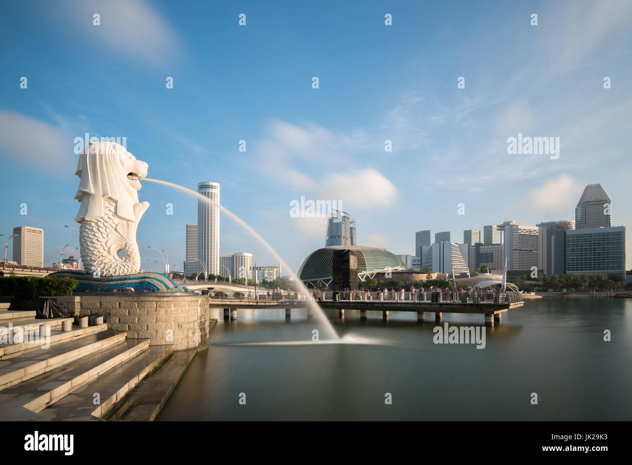 Singapur - Februar 27,2017: Merlion Statue Brunnen mit Geschäft Bezirk Skyline von Singapur mit Sonnenaufgang morgen am Marina Bay, Singapur. Stockfoto