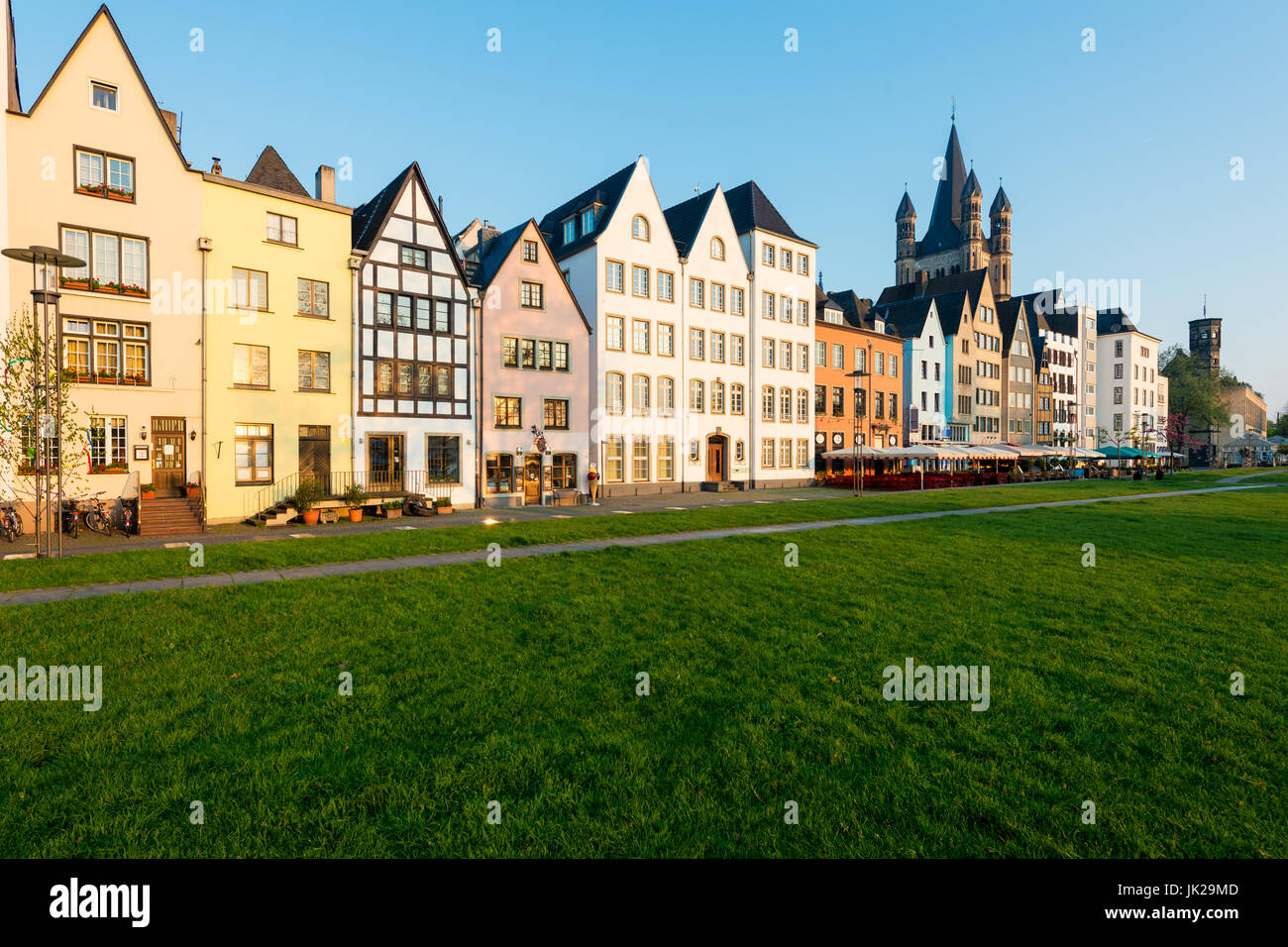 Häuser und Parks in Köln. Viele von ihnen sind farbenfroh, einen öffentlichen Park mit grünem Rasen und einige Bäume stehen. Es gibt eine Köln-bel Stockfoto