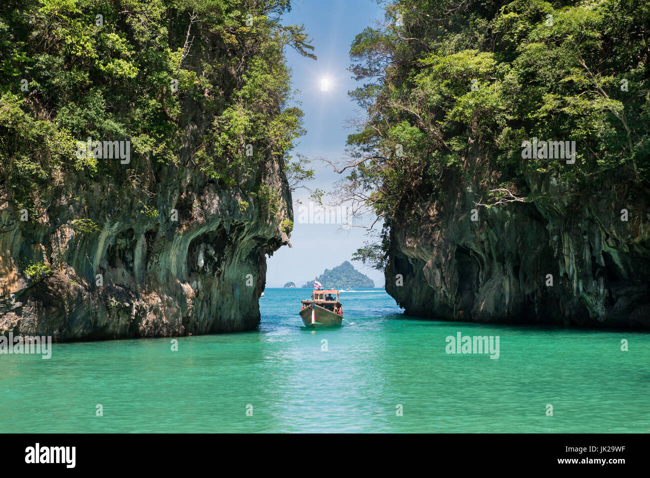 Schöne Landschaft der Felsen Berge und kristallklares Meer mit Longtail Boot in Phuket, Thailand. Sommer, Reisen, Urlaub, Urlaub Konzept. Stockfoto