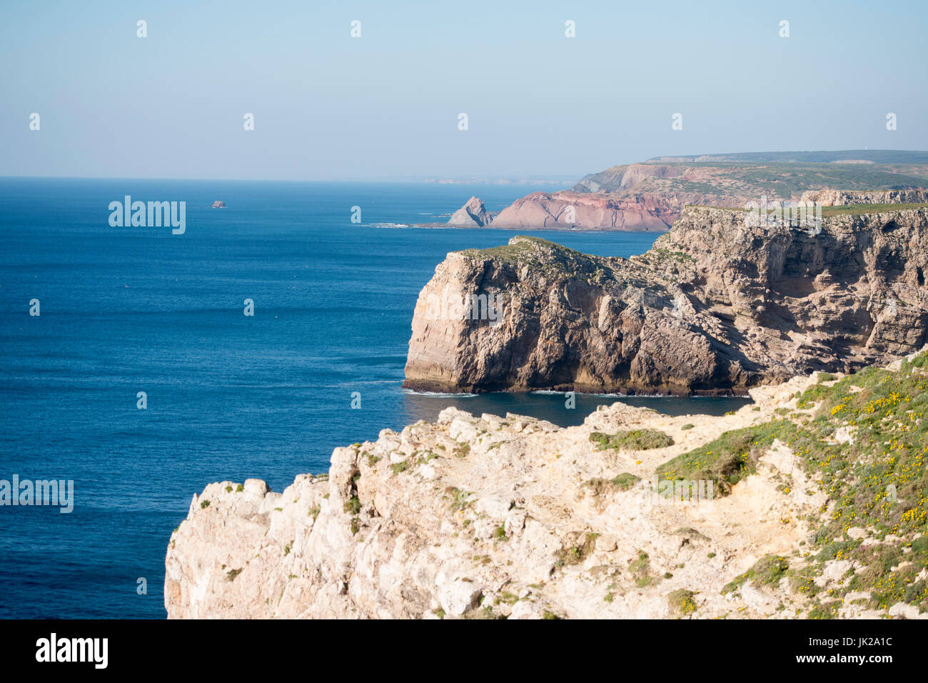 die Küste und die Landschaft am Cabo de São Vicente in der Nähe der Stadt Sagres an der Algarve Portugal in Europa. Stockfoto