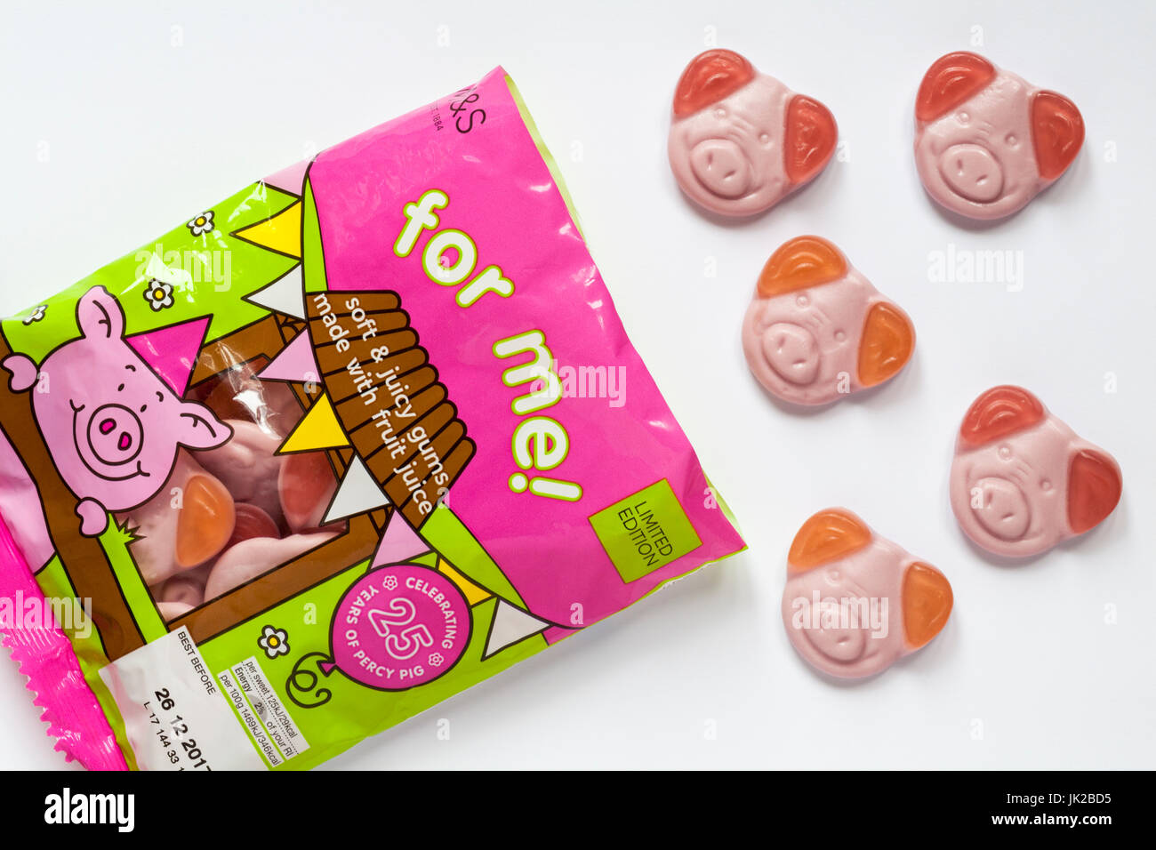 Tasche M & s für mich! Percy Schwein Süßigkeiten feiert 25 Jahre Percy Schwein geöffnet, um Inhalt anzuzeigen festlegen auf weißem Hintergrund Stockfoto