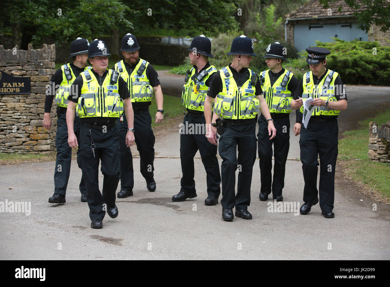 Polizisten aus Gloucestershire Constabulary außerhalb Highgrove, private Residenz des Prinzen von Wales und die Herzogin von Cornwall, Tetbury, Großbritannien Stockfoto