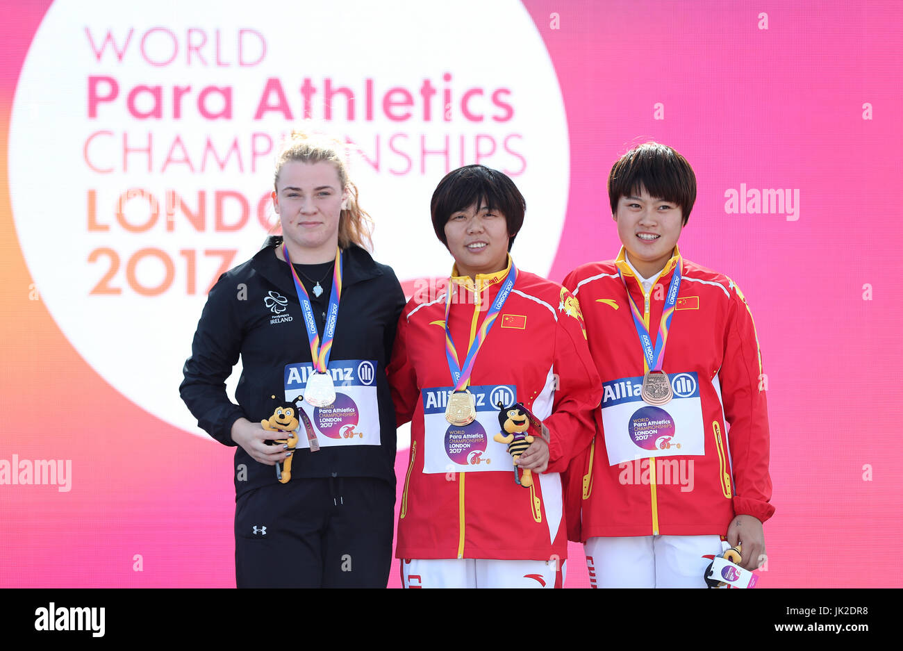 Republik Irland Noelle Lenihan (links) mit ihrer Silbermedaille mit Chinas Na Mi (Mitte) und Yingli Li nach der Frauen Diskus werfen F38 endgültige tagsüber acht der 2017 Para Leichtathletik-Weltmeisterschaft in London Stadium. Stockfoto