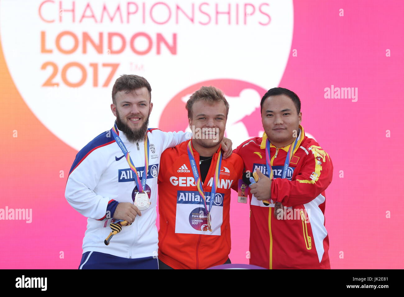 Großbritanniens Kyron Herzog (links) mit seiner Silbermedaille mit Deutschlands Niko Kappel (Mitte) und Chinas Zhiwei Xia nach die Männer Kugelstoßen F41 endgültige tagsüber acht der 2017 Para Leichtathletik-Weltmeisterschaft in London Stadium. Stockfoto