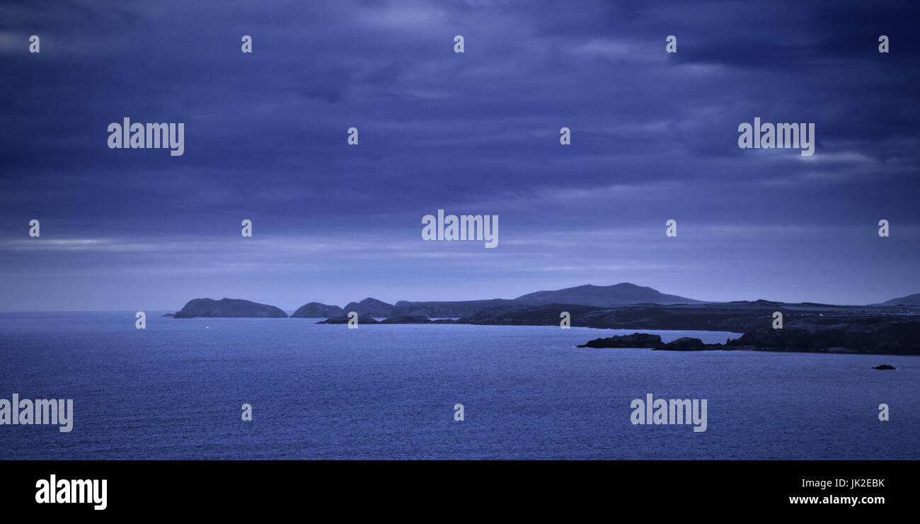 Blick entlang der Küste von St. Brides Bay mit Blick auf Solva und St Davids von in der Nähe von Newgale, Pembrokeshire, Wales Stockfoto