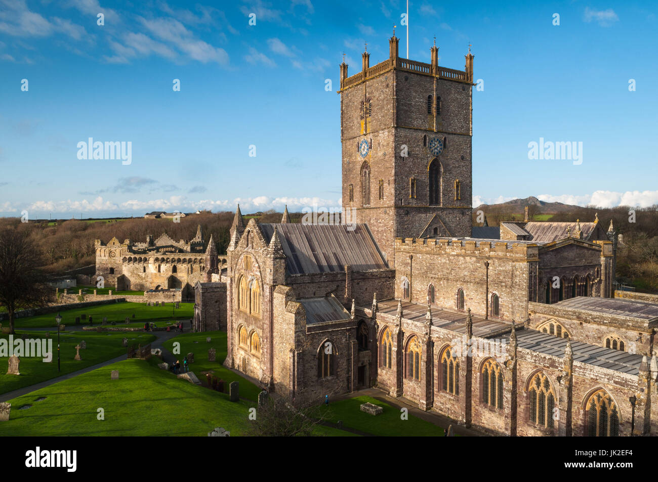 Überblick über St Davids Cathedral, Pembrokeshire, Wales Stockfoto