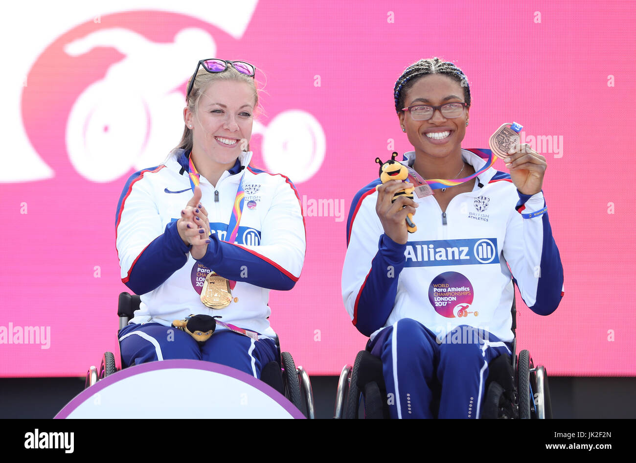 Großbritanniens Hannah Cockroft (links) mit ihrer Goldmedaille und Landsmann Kare Adenegan mit ihren Bronze nach der Frauen 400 m-Finale T34 tagsüber acht der 2017 Para Leichtathletik-Weltmeisterschaften in London Stadion. Stockfoto