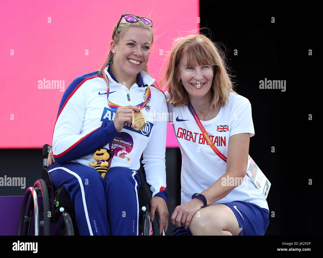Großbritanniens Hannah Cockroft mit ihrer Goldmedaille und Trainer Jenni Banks nach der Frauen 400 m-Finale T34 tagsüber acht der 2017 Para Leichtathletik-Weltmeisterschaften in London Stadion. Stockfoto