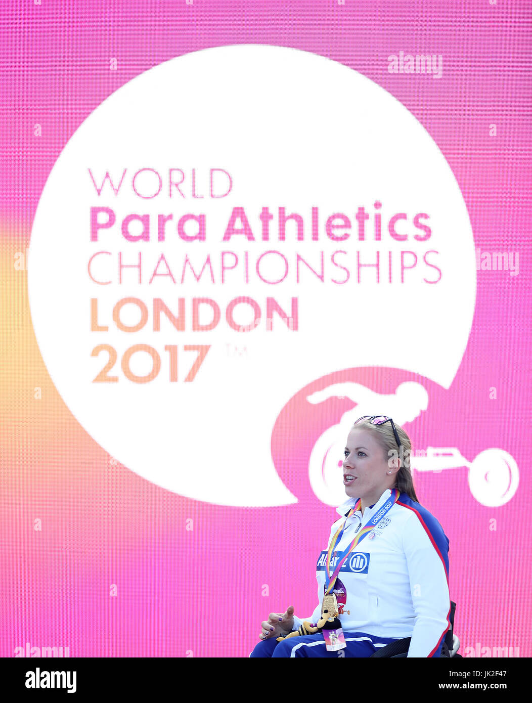 Großbritanniens Hannah Cockroft mit ihrer Goldmedaille nach der Frauen 400 m-Finale T34 tagsüber acht der 2017 Para Leichtathletik-Weltmeisterschaften in London Stadion. Stockfoto