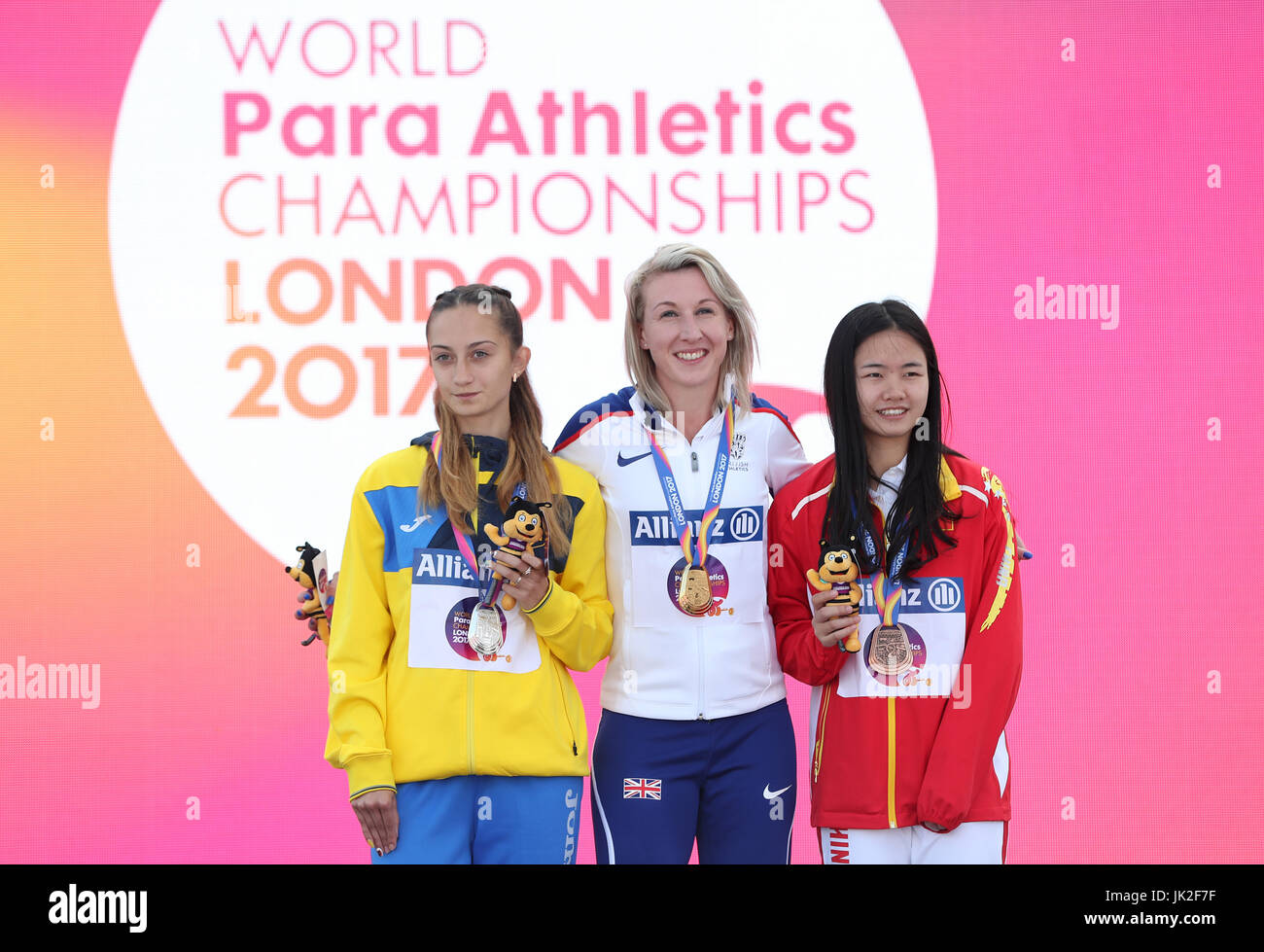 Großbritanniens Georgina Hermitage (Mitte) mit ihrer Goldmedaille, mit der Ukraine Natalia Kobzar (links) und Chinas Fenfen Jiang nach der Frauen 400 m-Finale T37 tagsüber acht der 2017 Para Leichtathletik-Weltmeisterschaften in London Stadion. Stockfoto