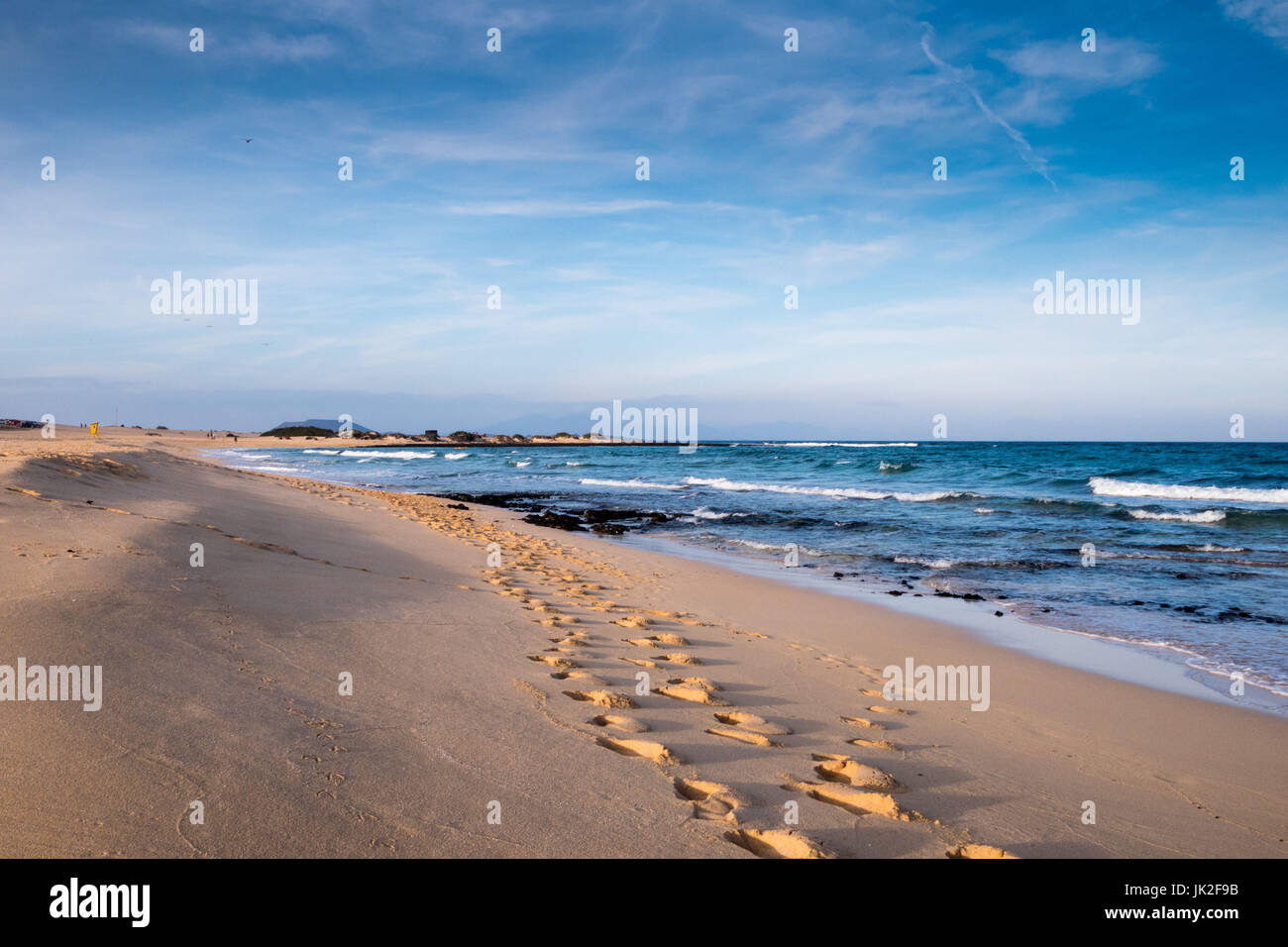 Fußspuren im Sand entlang der Strand von Playa del Moro in der Nähe von Corralejo, Fuerteventura, Spanien Stockfoto