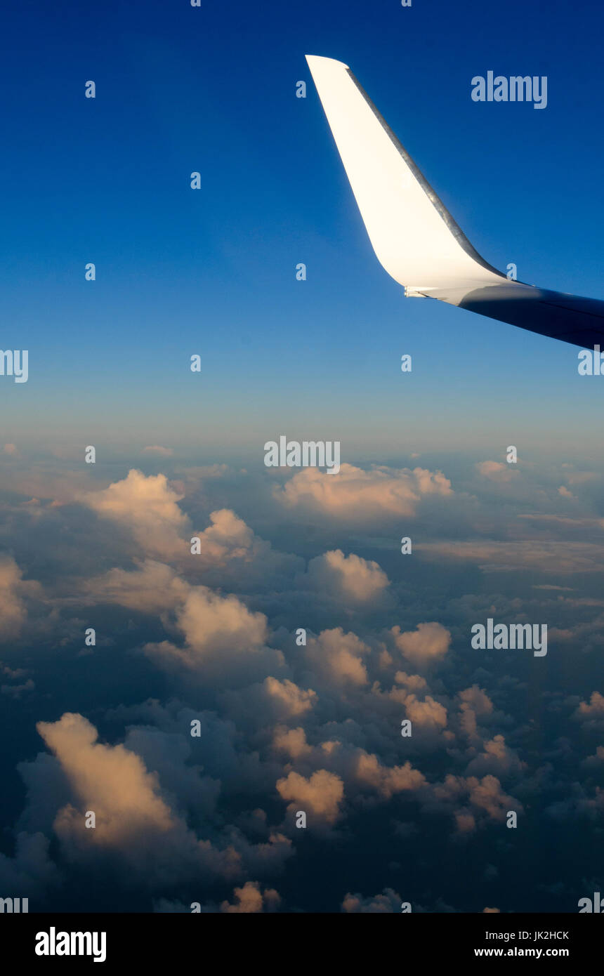 Flugzeugflügel und Wolken über der Tasmansee zwischen Neuseeland und Australien Stockfoto