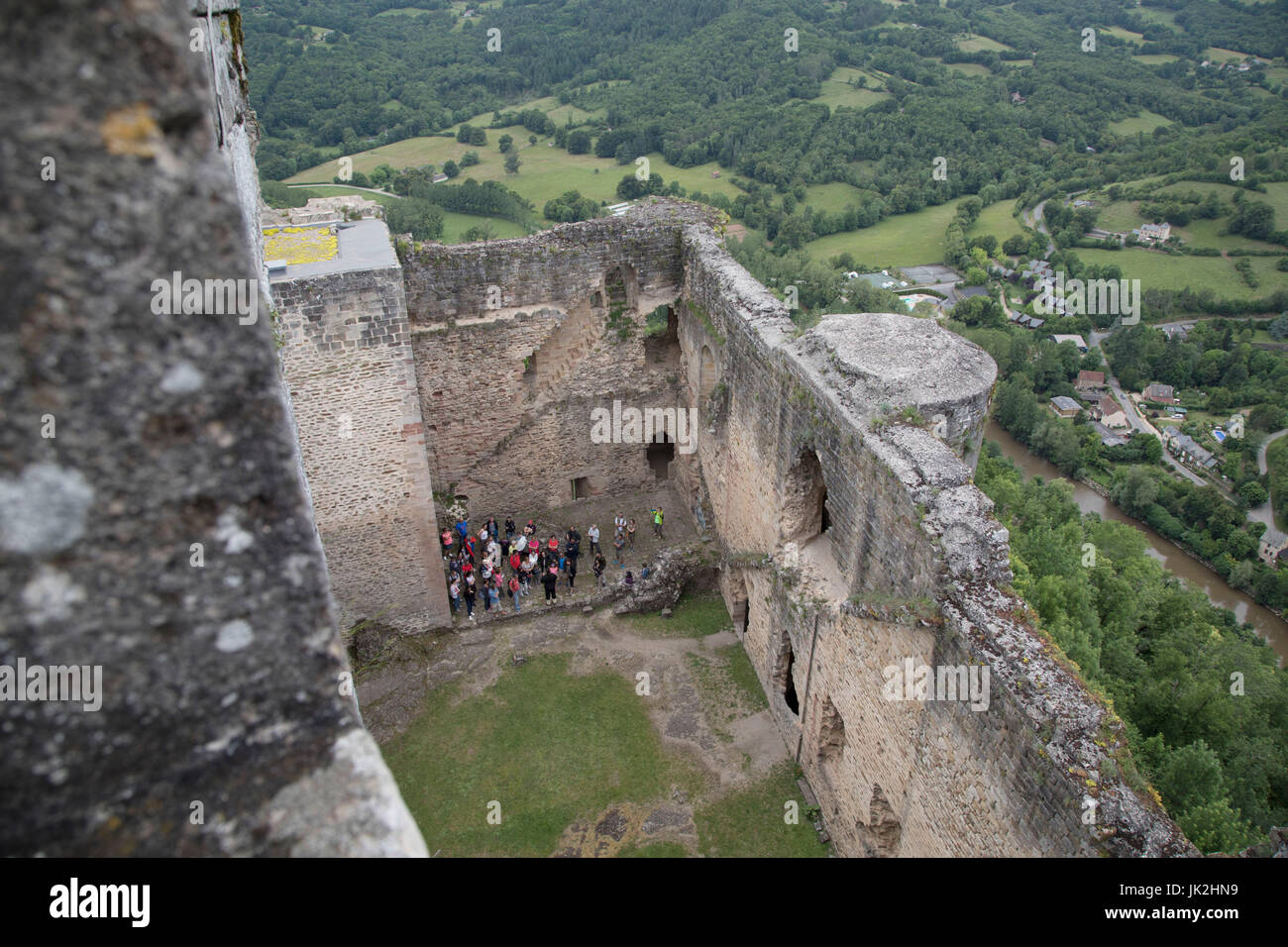 Chateau de Najac in Najac, Frankreich. Chateau de Najac oder die königliche Festung von Najac liegt in Najac, im Departement Aveyron, im Süden Frankreichs. Die Burg entstand im Jahre 1253 von den Dorfbewohnern auf Befehl von Alphonse de Poitiers, Bruder von Saint Louis, an der Stelle einer älteren Burg (ein quadratischer Turm) 1100 von Bertrand von St. Gilles, Sohn von Raymond IV. Das Schloss ist auf dem Gipfel eines Hügels, gebildet von einer Schleife des Flusses gebaut. Das Schloss verfügt über eine Welt mit seiner 6,80 Meter hohen Archeres (eine dünne Blende für Bogenschützen), so eine Größe, die Nutzung zu ermöglichen, durch drei Bogenschützen an der th entwerfend aufnehmen Stockfoto