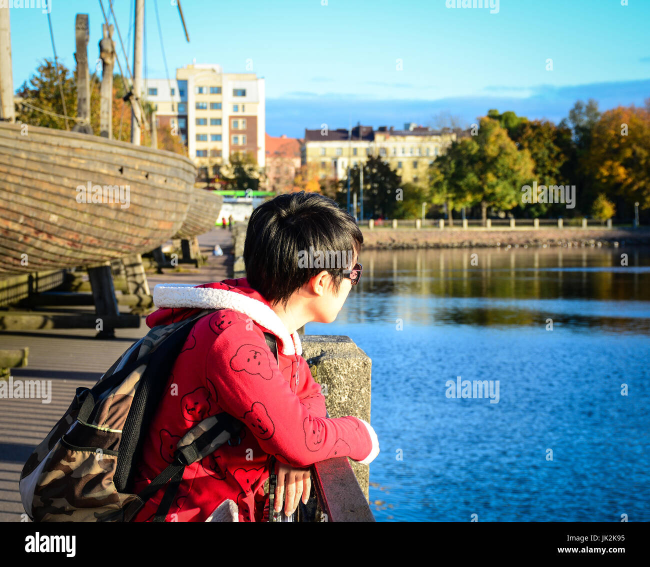 Wyborg, Russland - 5. Oktober 2016. Ein Tourist sehen See Szene in Wyborg, Russland. Vyborg ist 174km nordwestlich von Sankt Petersburg und nur 30km von der finnischen Stockfoto