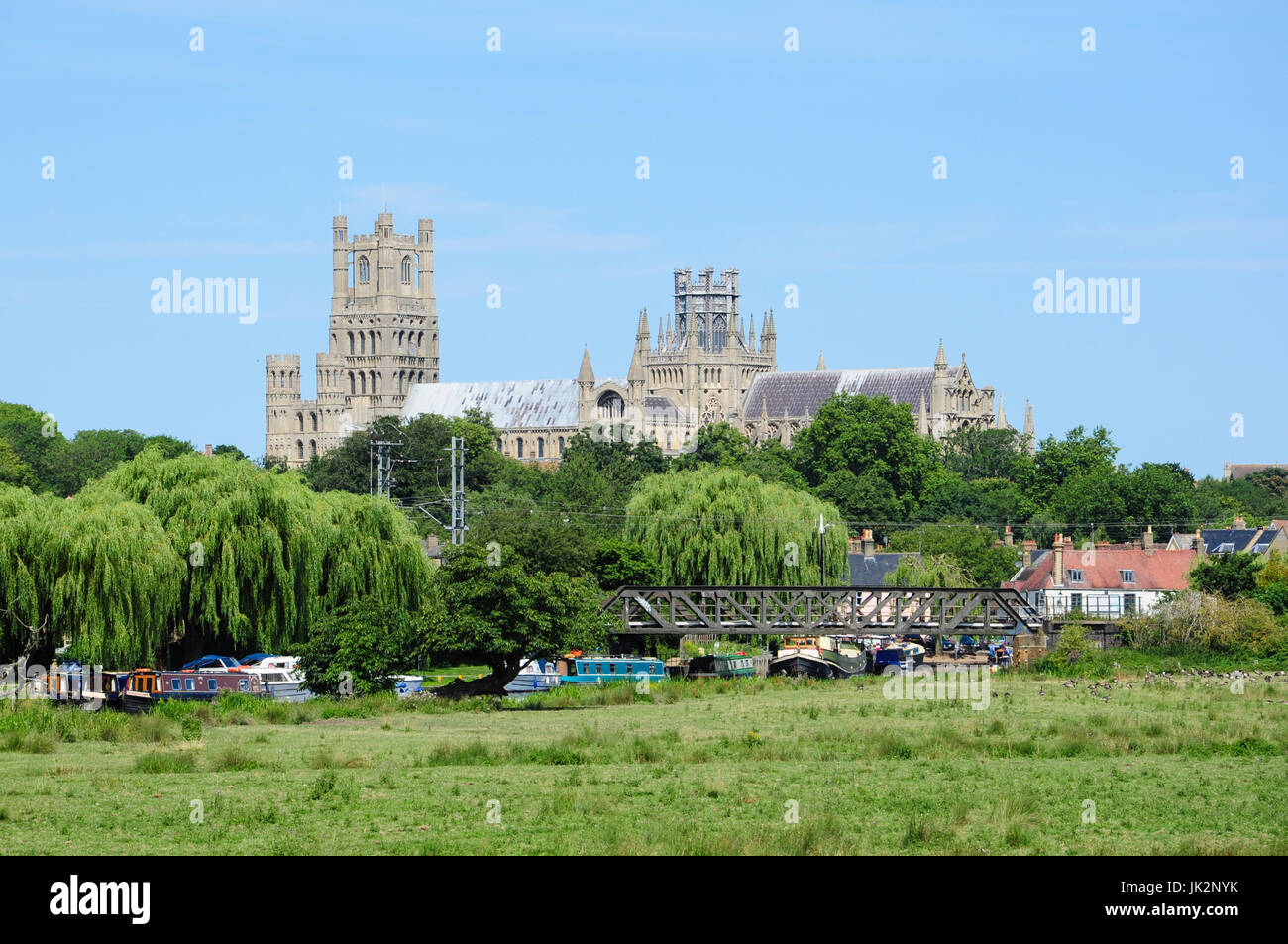 Die Kathedrale betrachtet von, südlich des Flusses, Ely, Cambridgeshire, England, UK Stockfoto