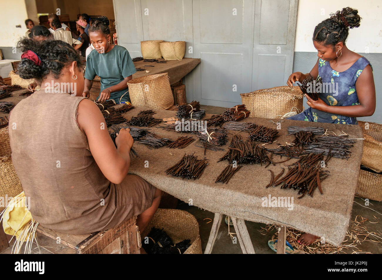 Sambava, Madagaskar, Jan 12: Madagassischen Arbeitskräfte Herstellung von Vanille in einer nicht identifizierten Handwerksbetrieb in der Nähe von Sambava, Madagaskar am 12. Januar 2017 Stockfoto