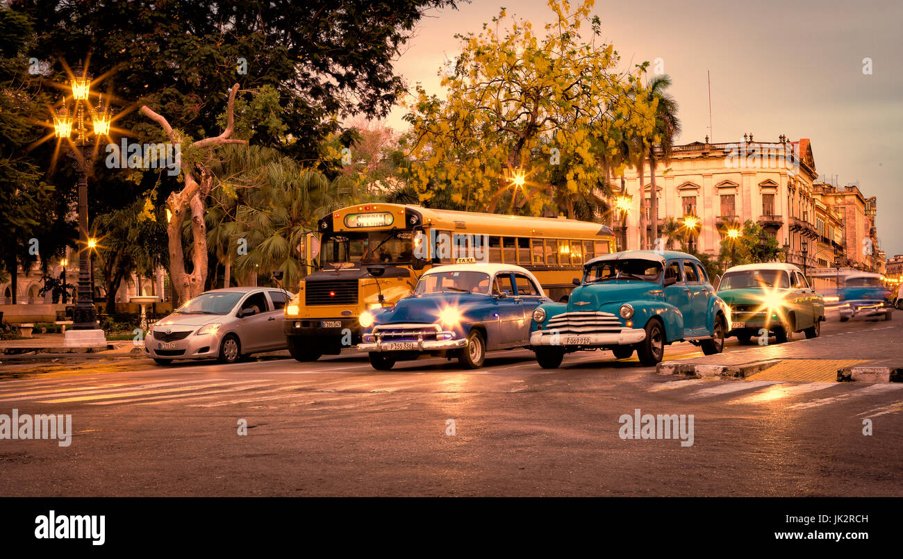 Havanna Stadtgebäude und klassische amerikanische Autos Stockfoto