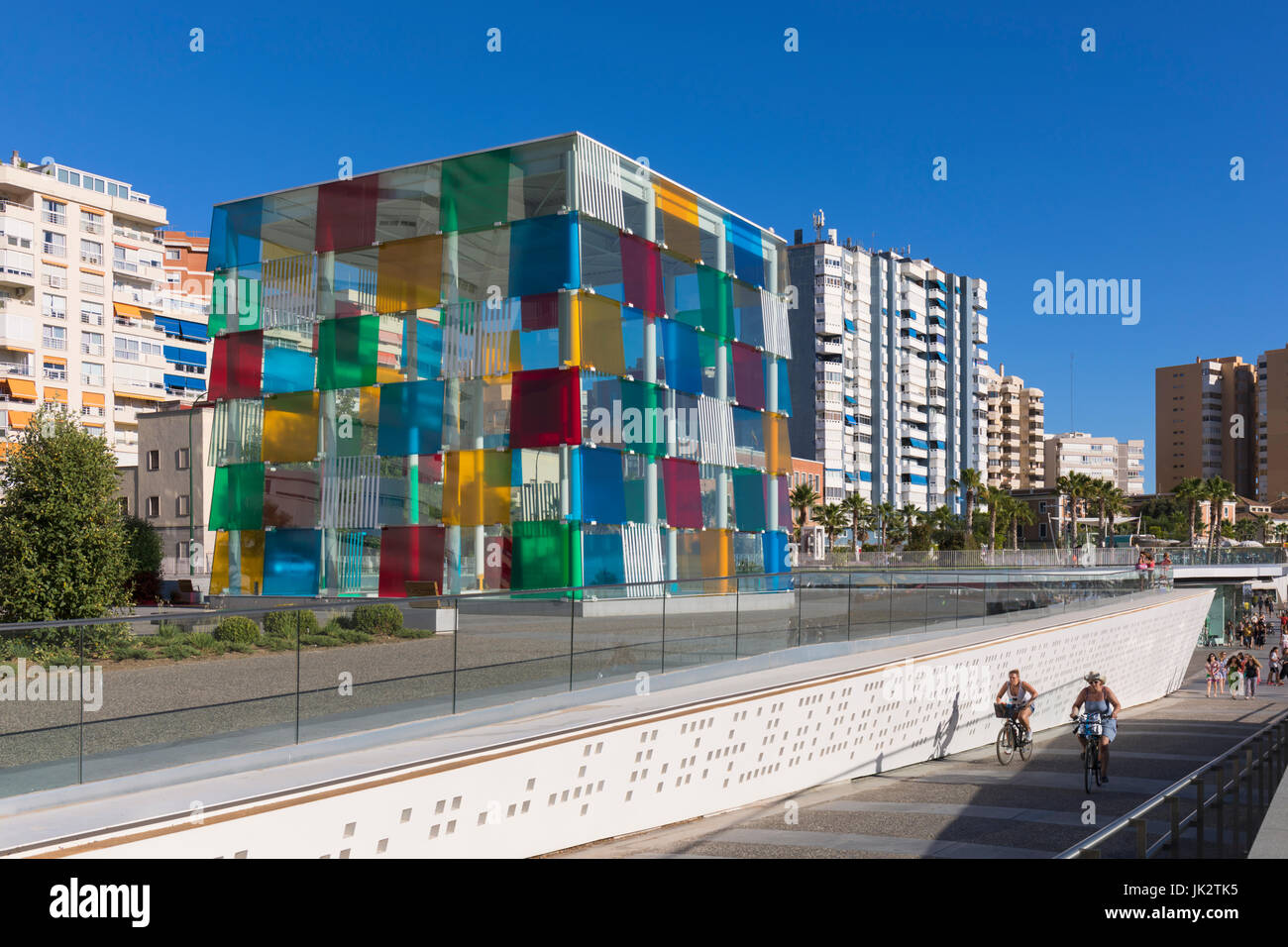 Málaga, Costa Del Sol, Provinz Malaga, Andalusien, Südspanien.  Die markanten Glaskubus des Centre Pompidou Museum auf Muelle Uno.  Die Struk Stockfoto