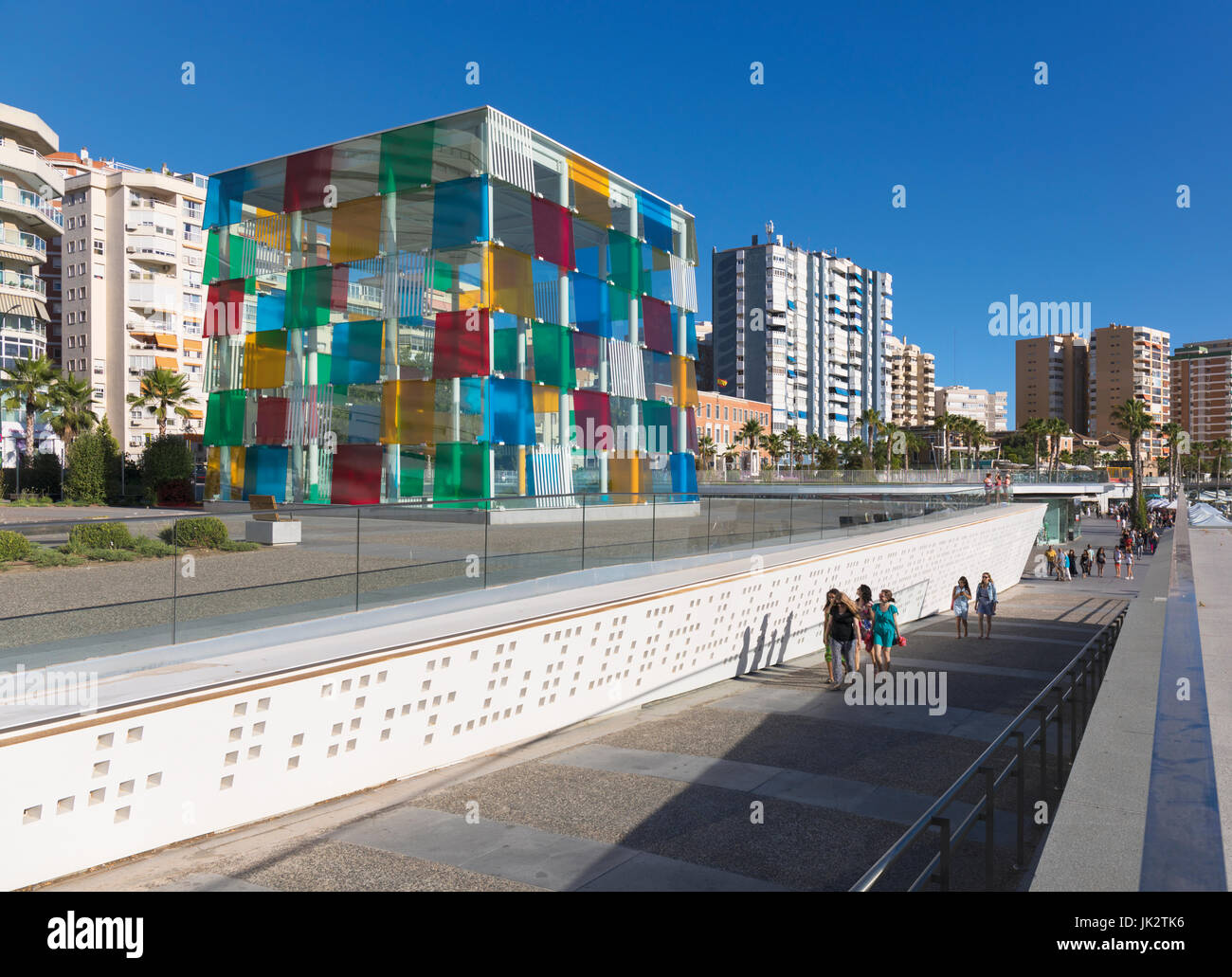 Málaga, Costa Del Sol, Provinz Malaga, Andalusien, Südspanien.  Die markanten Glaskubus des Centre Pompidou Museum auf Muelle Uno.  Die Struk Stockfoto