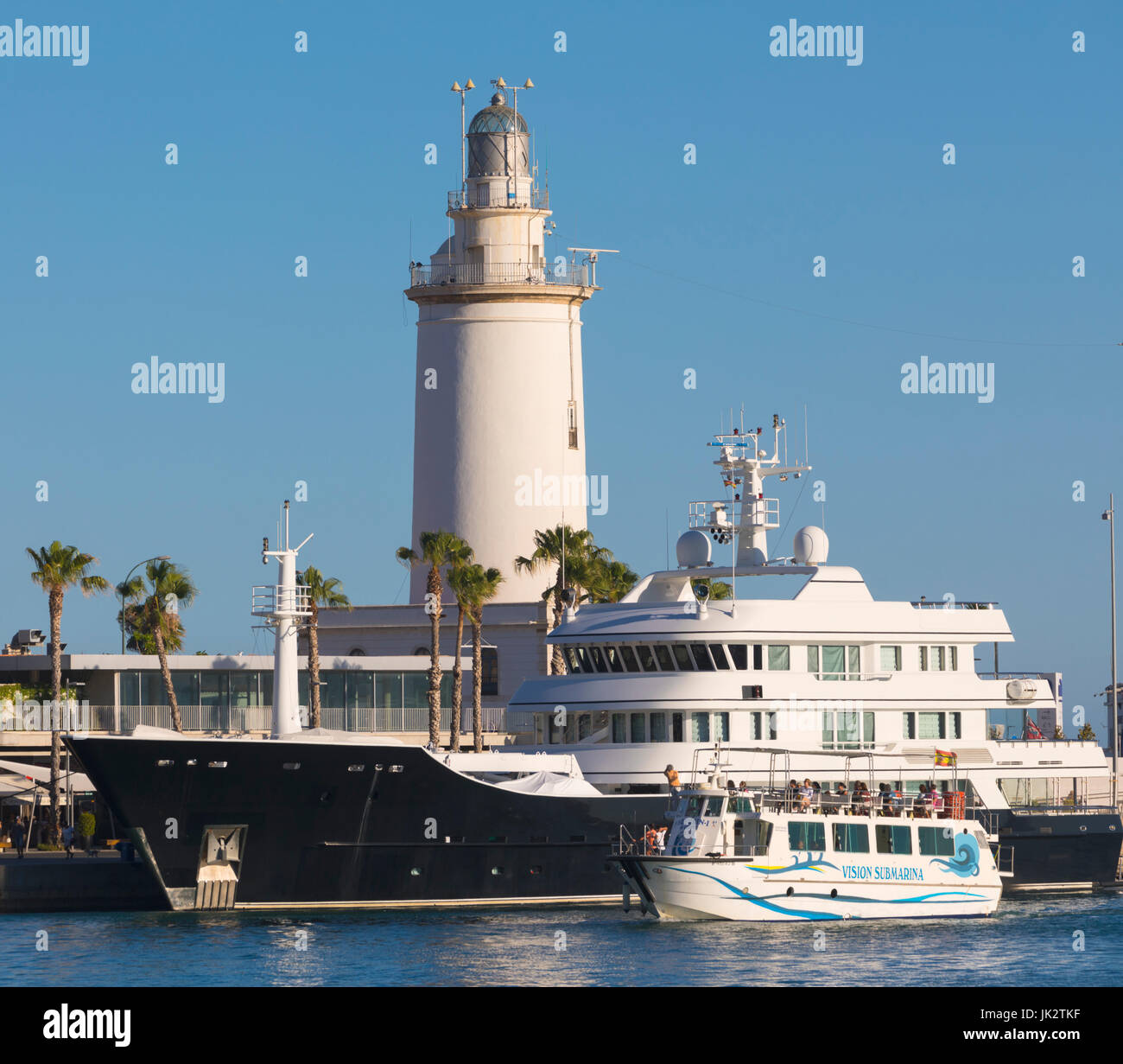 Málaga, Costa Del Sol, Provinz Malaga, Andalusien, Südspanien.  Ausflugsschiff im Hafen von Málaga.  Im Hintergrund ist der Leuchtturm, bezeichnet Stockfoto