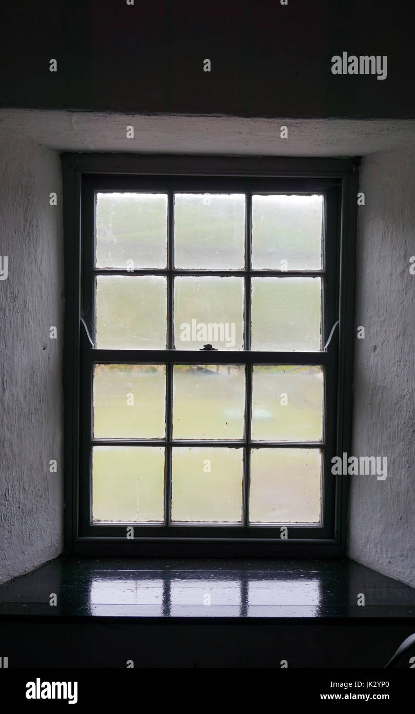 Alte Schiebefenster mit kleinen Scheiben und schwarzer Einfassung Stockfoto