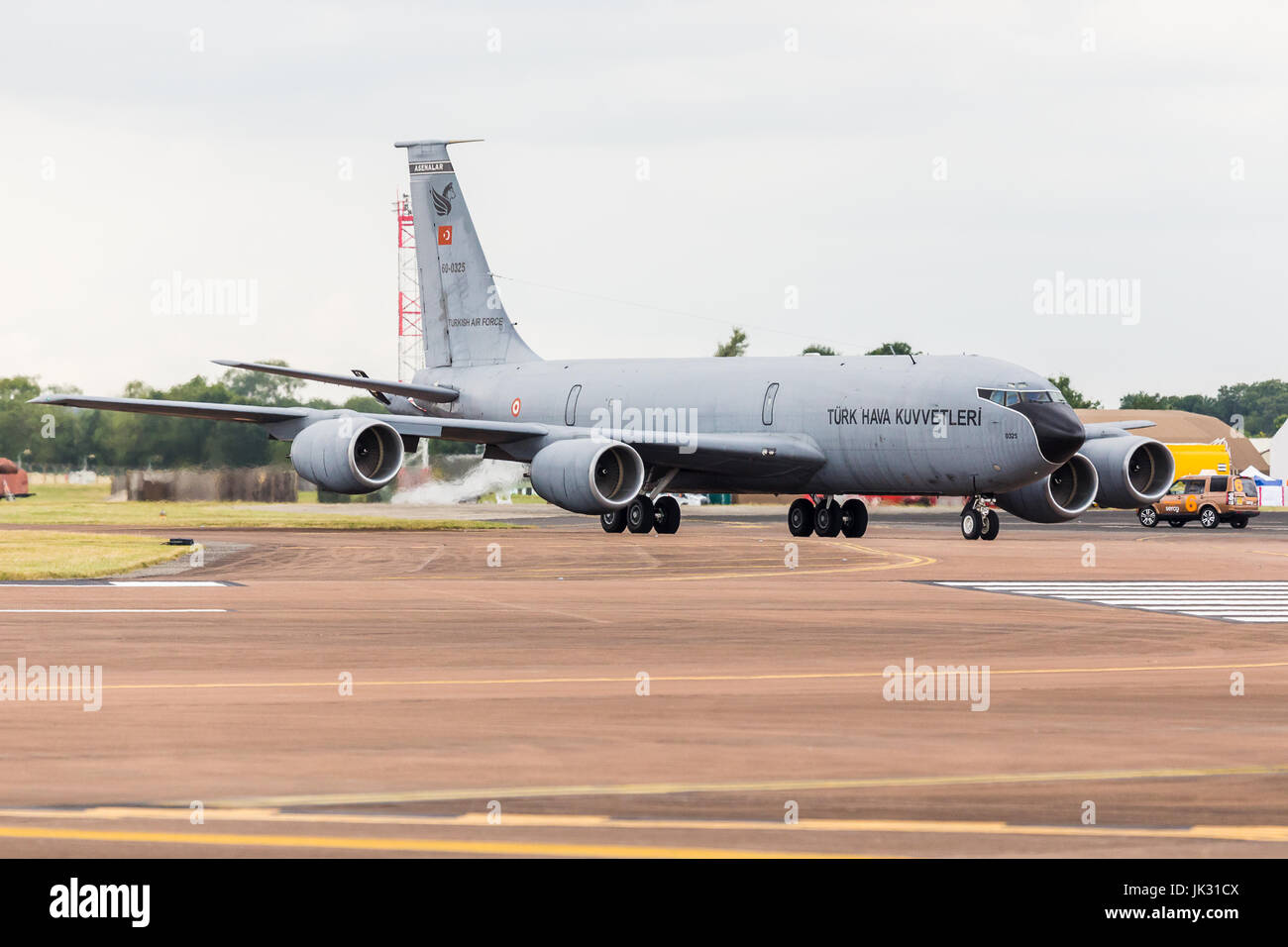 Ein türkische Luftwaffe KC-135 Tanker taxis um die Start-und Landebahn im Jahr 2017 Royal International Air Tattoo am Royal Air Force Fairford in Gloucestershire- Stockfoto