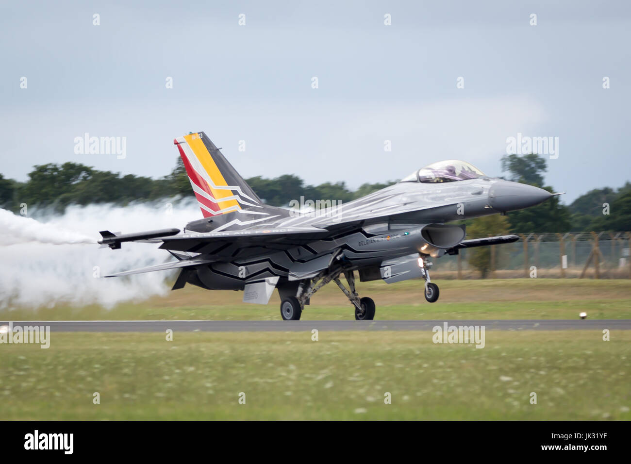 Belgische Luftwaffe Lockheed Martin General Dynamics F-16 Fighting Falcon durchführen seine Aerobatic Anzeige Fairford International Air Tattoo RIAT 201 Stockfoto