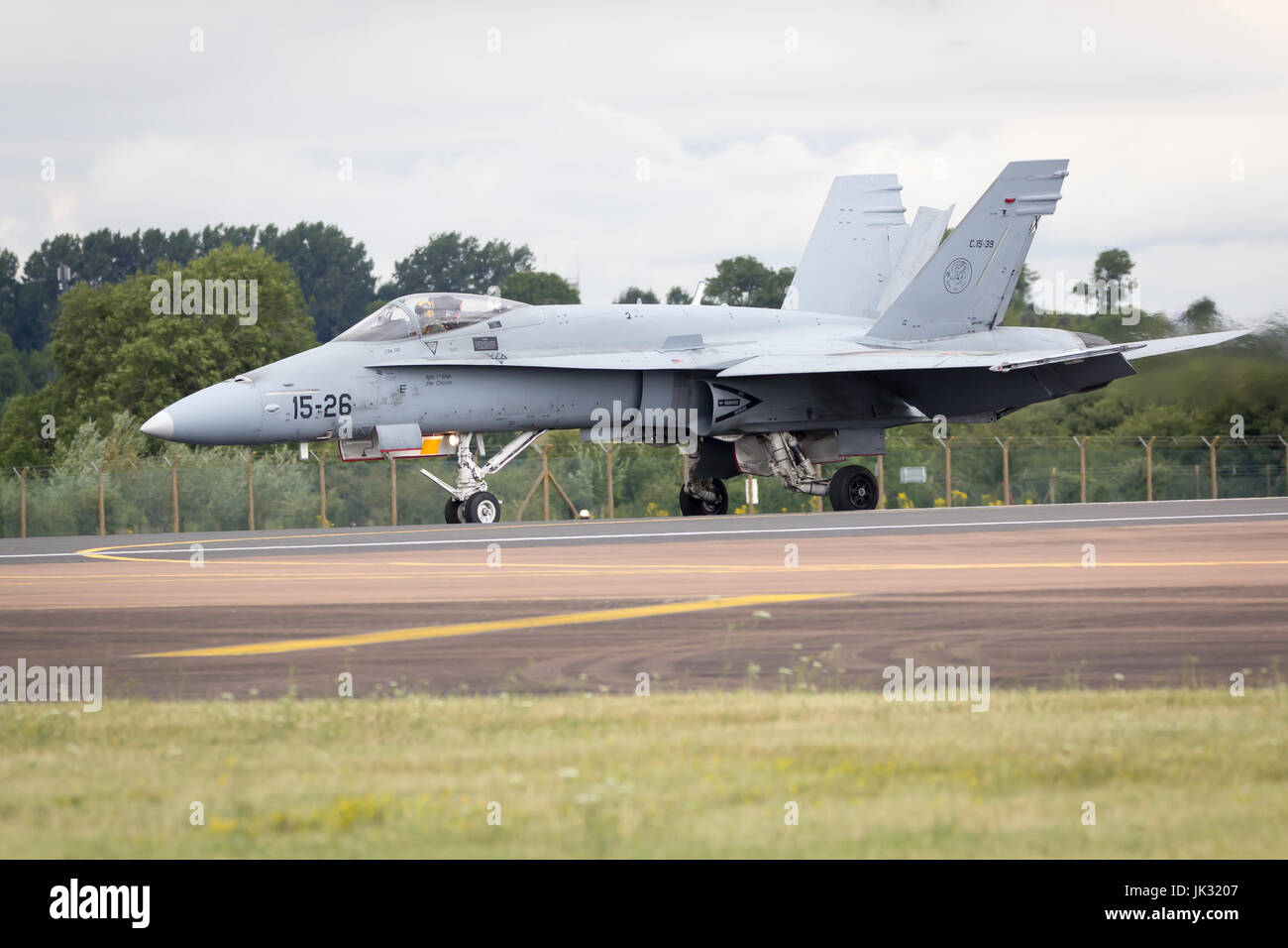 Spanische Luftwaffe Mcdonnell Douglas F/A-18 Hornet durchführen seine Aerobatic Anzeige bei Fairford International Air Tattoo RIAT 2017 Stockfoto