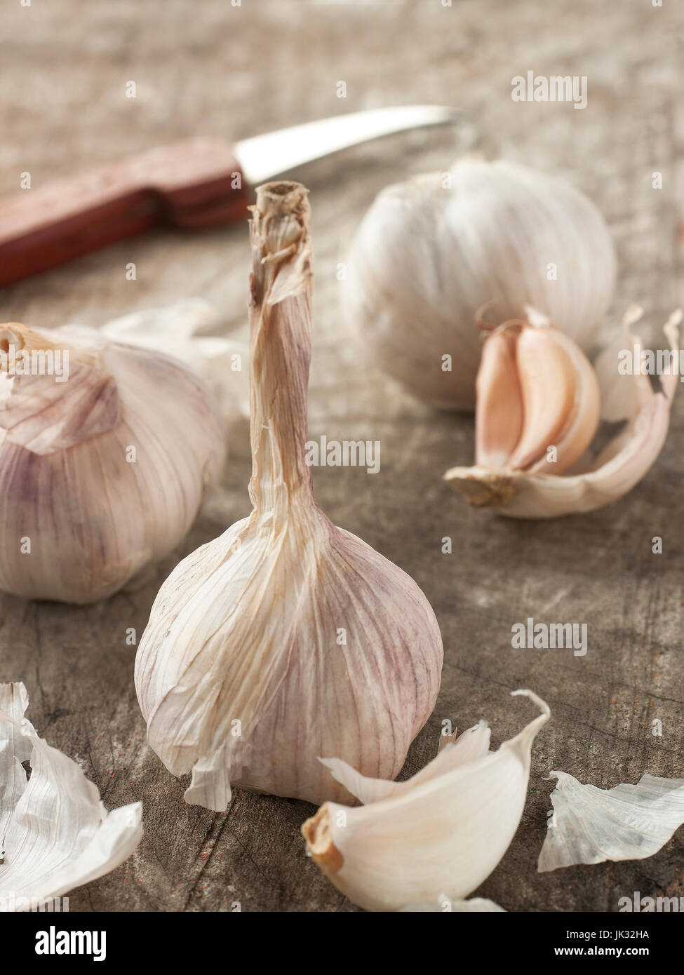 Stillleben-Kunst von Knoblauch auf hölzernen Hintergrund mit Messer Stockfoto